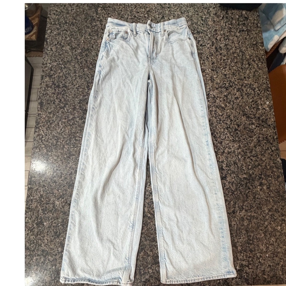 American Eagle Strigid Light Wash High Waisted Wide Leg Jeans Size 2 Regular